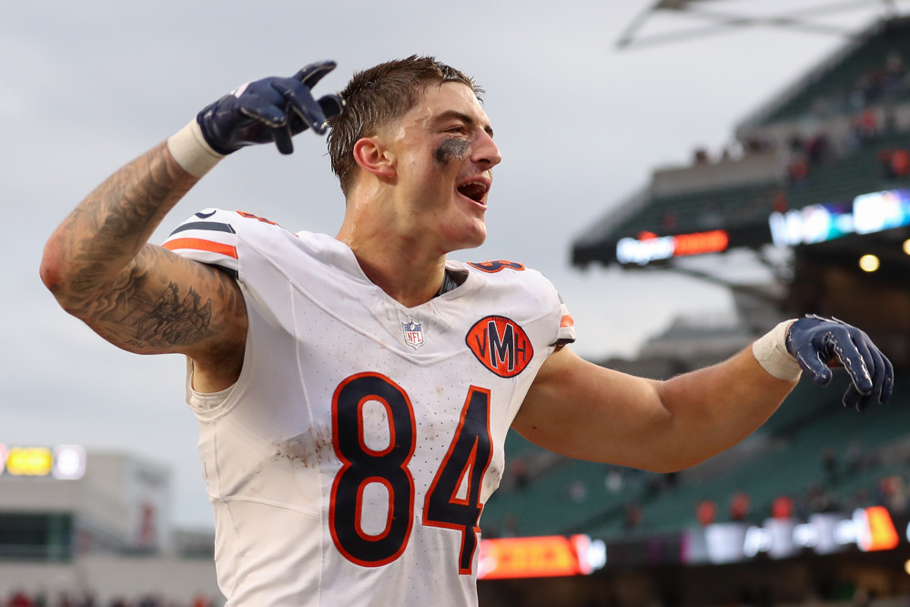 WATCH: Colston Loveland joins Bears' TD party vs. 49ers in Week 17