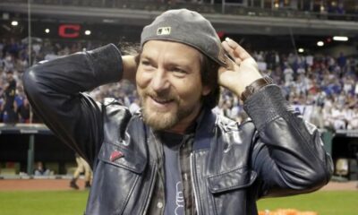 Eddie Vedder rocks Walter Payton jersey at Pearl Jam concert (News)