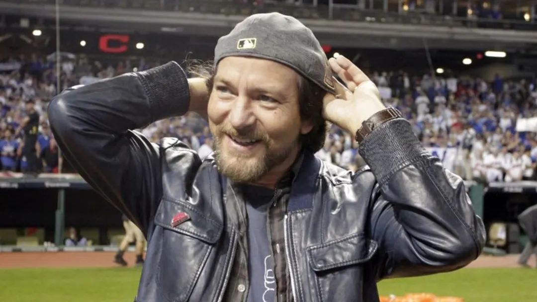 Eddie Vedder rocks Walter Payton jersey at Pearl Jam concert (News)