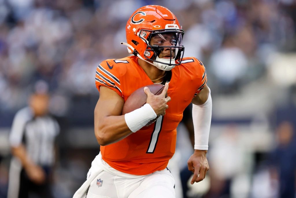 Here's how many yards Justin Fields is on pace for in 2022 (2022 Season)