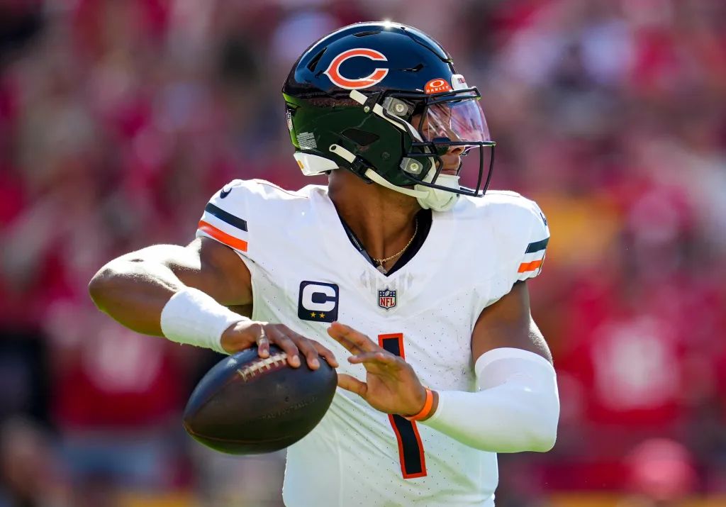 Bears vs. Lions: How will Justin Fields handle Aidan Hutchinson? (2023 Season)