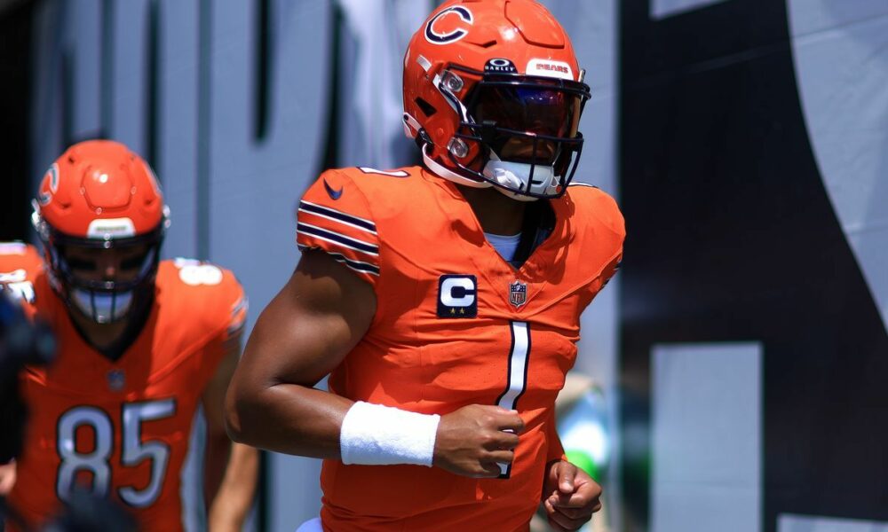 Justin Fields impressing teammates, coaches at Bears OTAs (2022 Season)