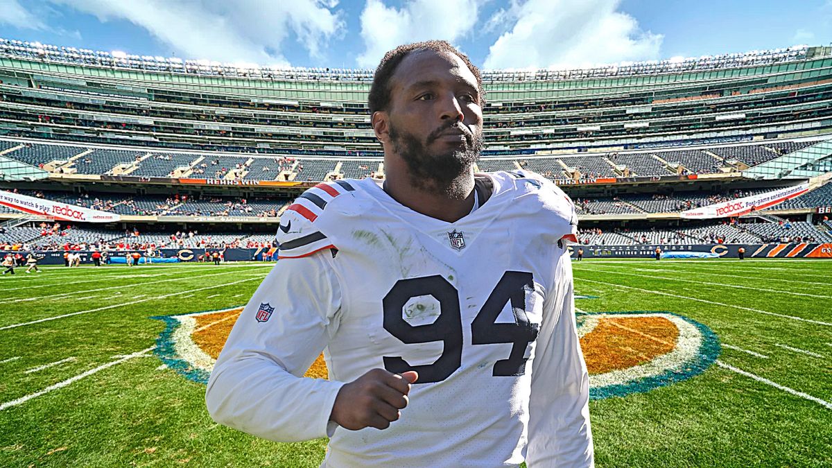 Bears Training Camp: Robert Quinn arrives at Halas Hall (2022 Season)