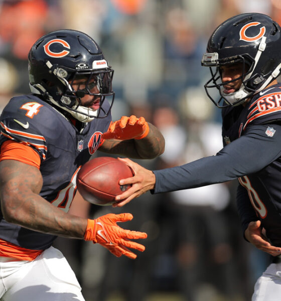Caleb Williams hands to D'Andre Swift Chicago Bears